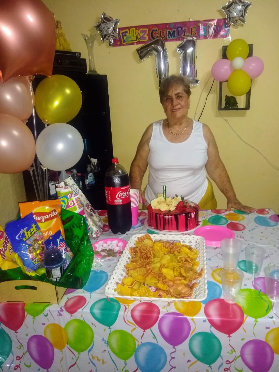 La homenajeada Lilia Zuñiga de Vela.